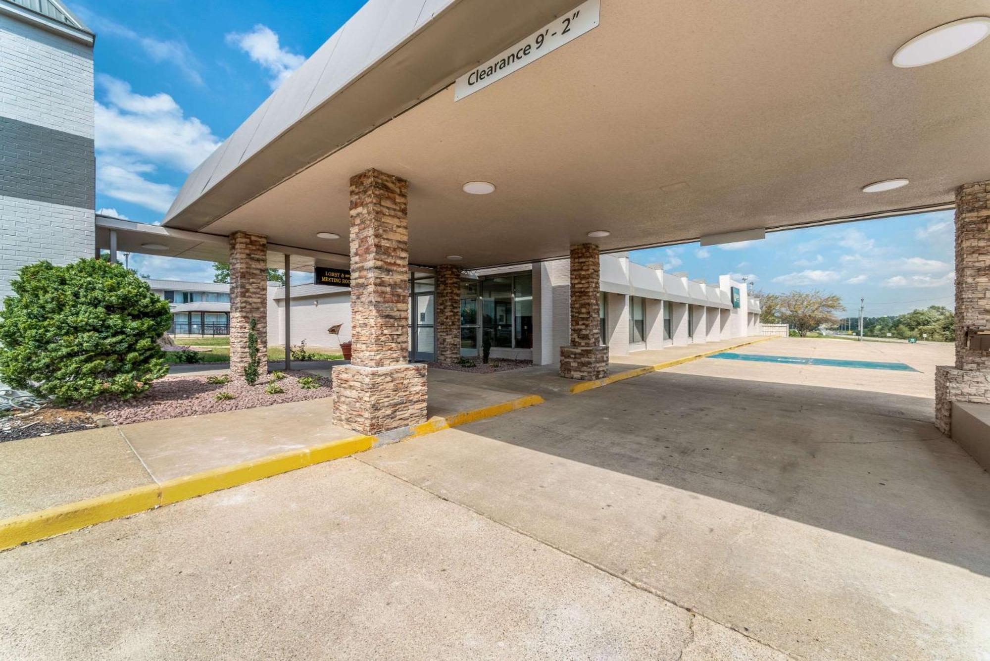 Quality Inn & Suites Vandalia Near I-70 And Hwy 51 Exterior foto