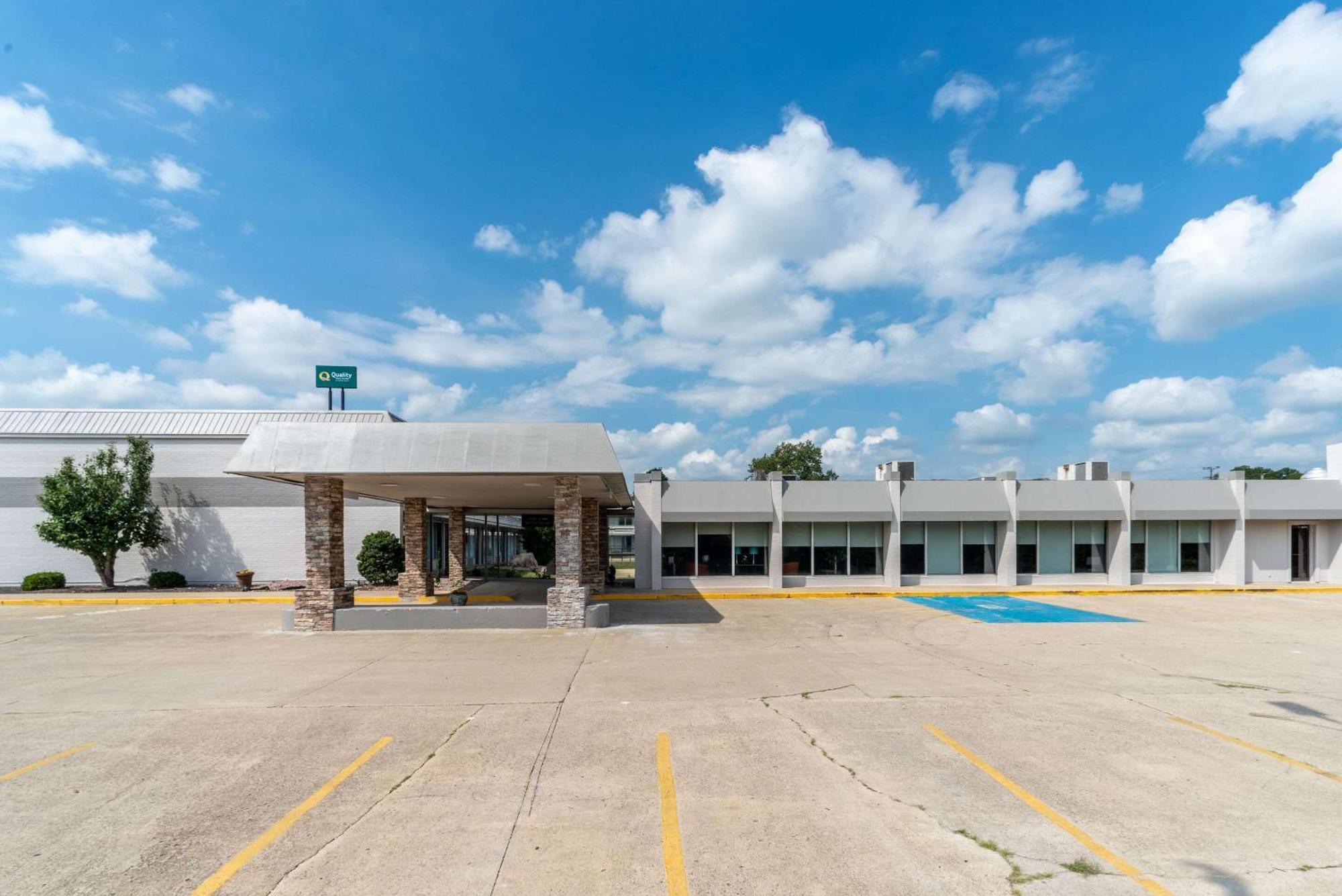 Quality Inn & Suites Vandalia Near I-70 And Hwy 51 Exterior foto